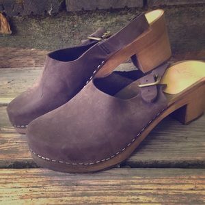 Suede lightweight clogs LIKE NEW